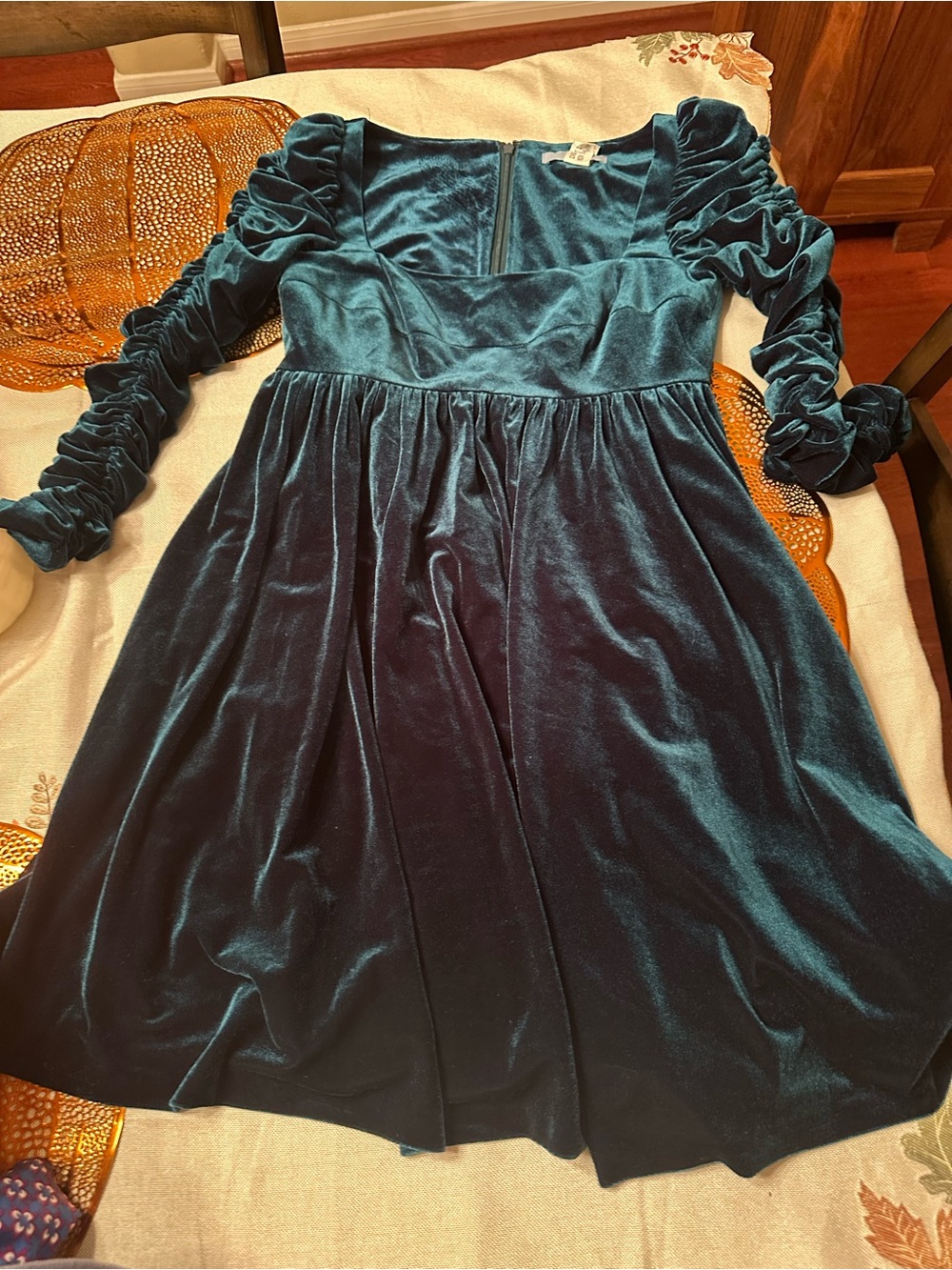 Women’s Green Velvet Long-Sleeve Party Dress